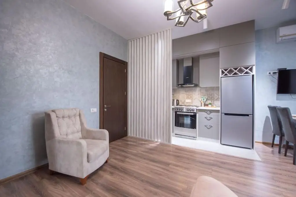 2-Bedroom Apartment with Spacious Balcony - Self Check-In - 5 Min to Metro