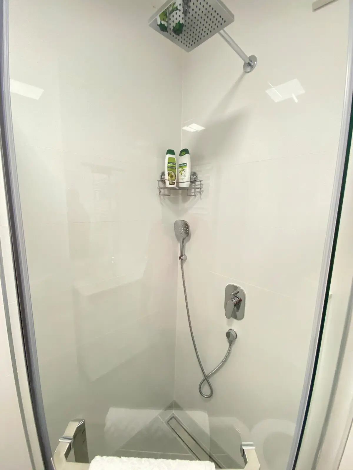 Beautiful White Studio Apartment Lejla