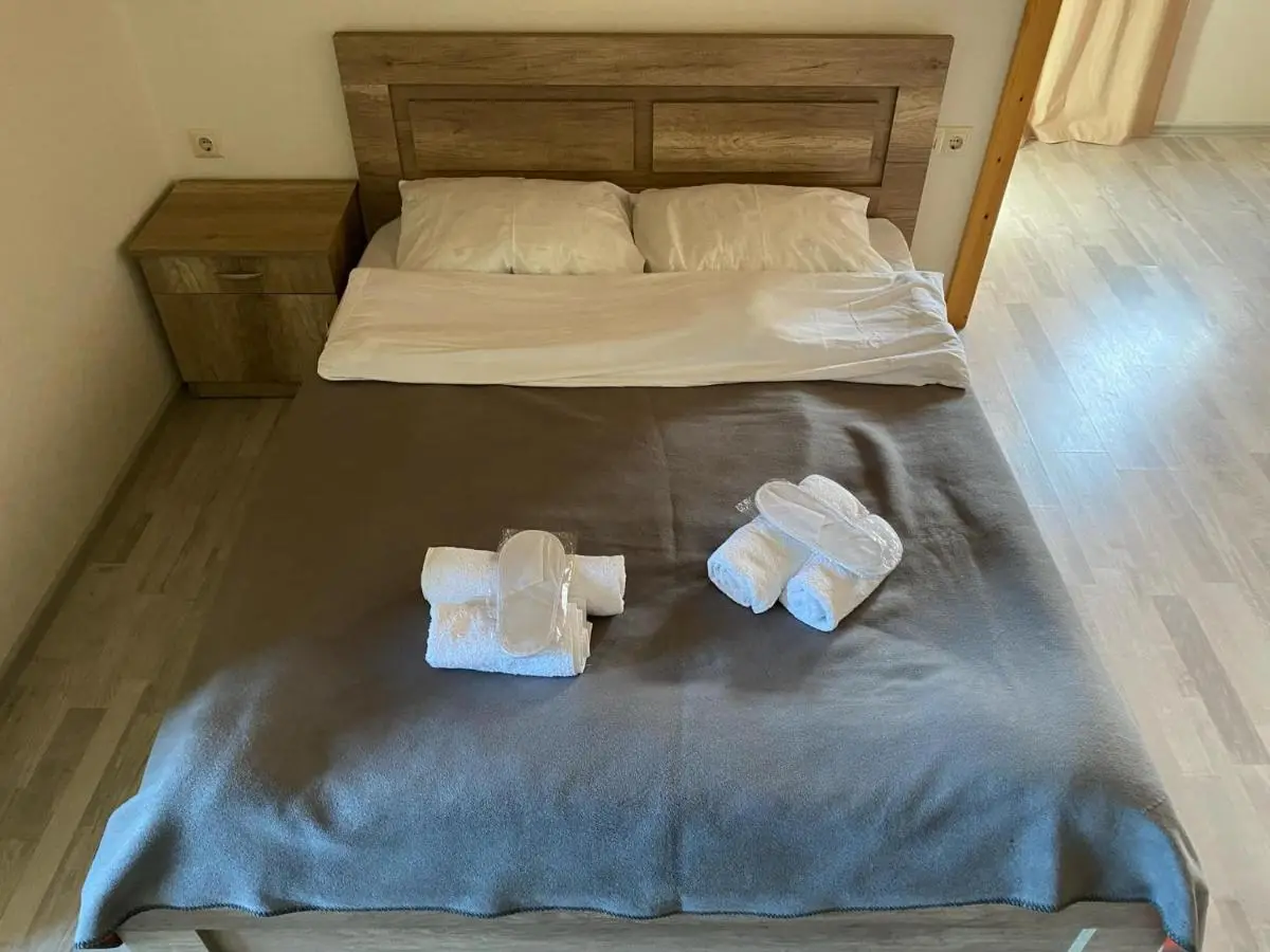 8 rooms