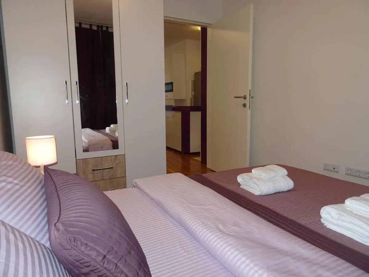 Quiet Apartment in City Center, Free Private Parking