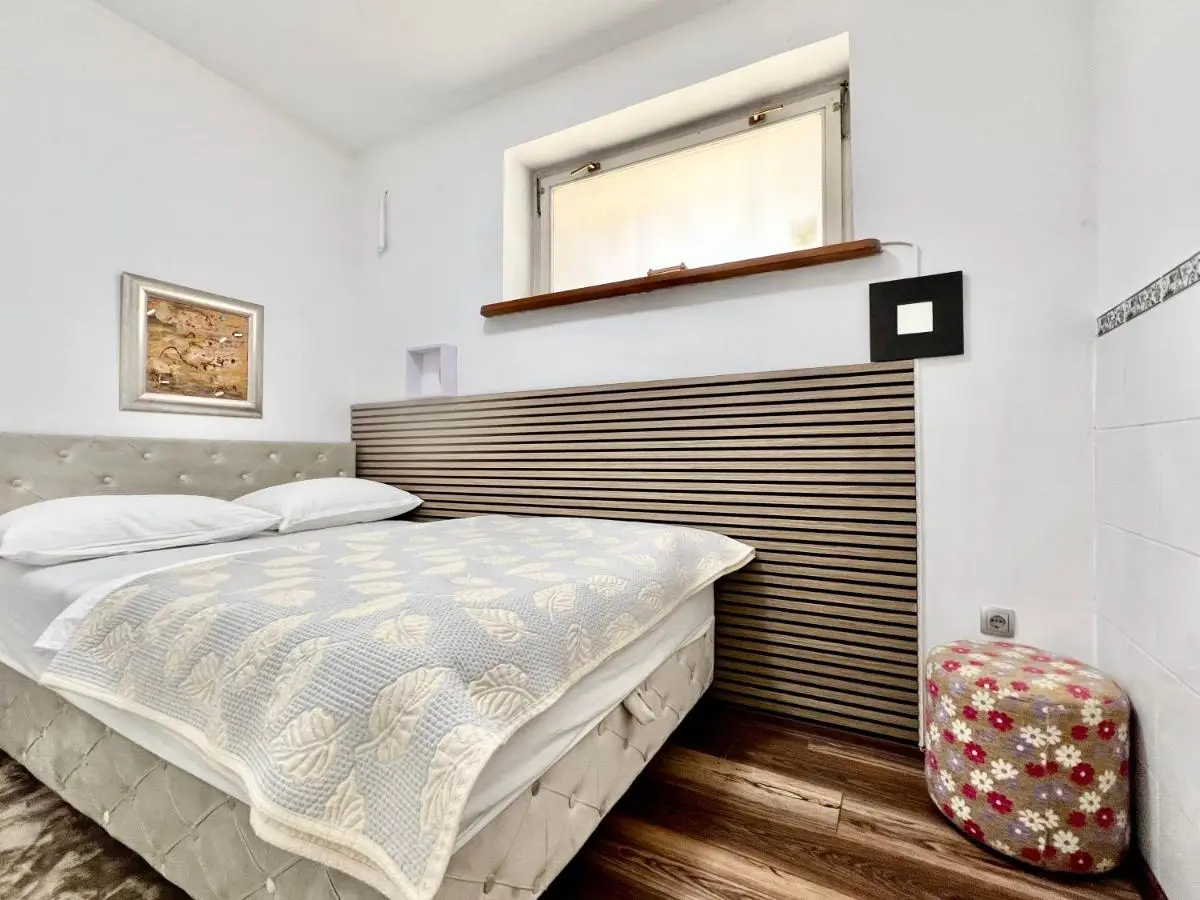 Modern Two-Bedroom Apartment with Garden & Parking