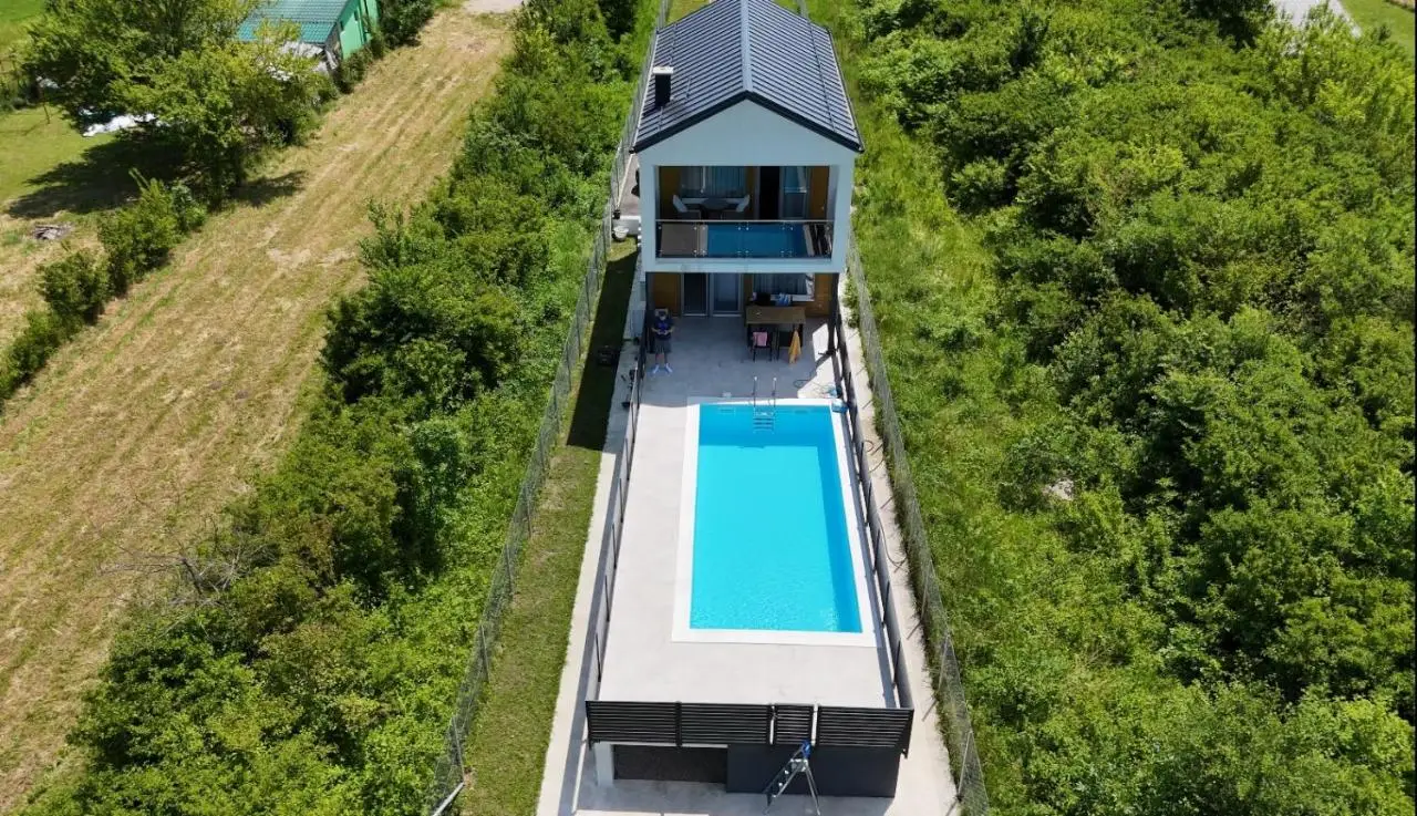 Villa Alisa - Luxury Riverside Escape