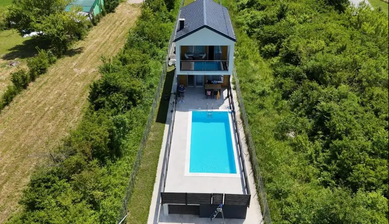 Villa Alisa - Luxury Riverside Escape