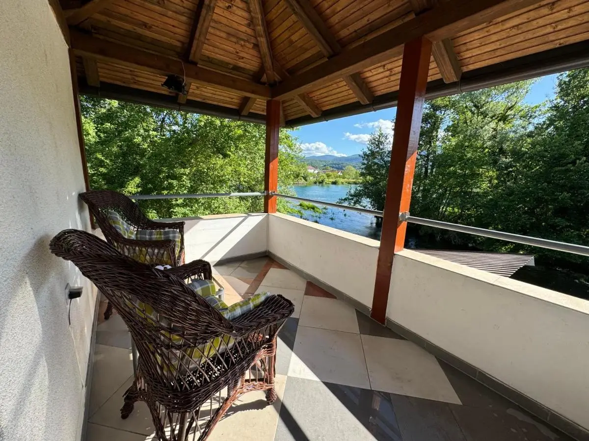 Hotri House On The River Island