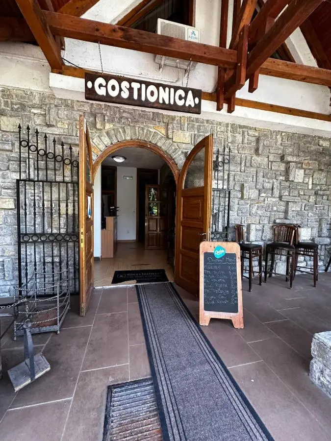 Prenoćište/Restoran Lovac