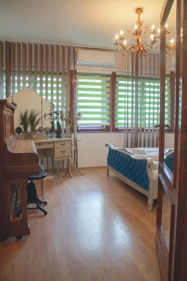 Pink Houdini Home