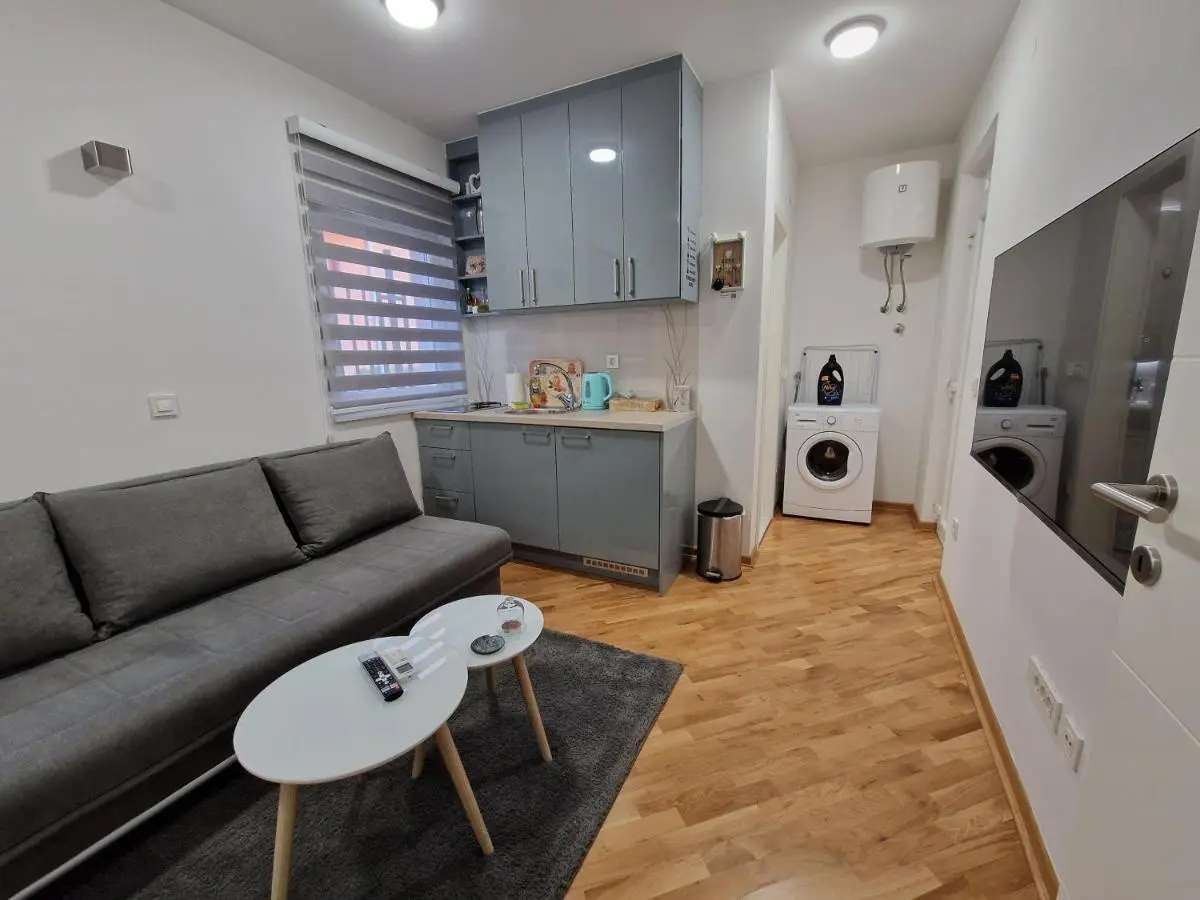 Villa Tamara with garden and river view - free private parking Bicycle & Motorcycle Garage