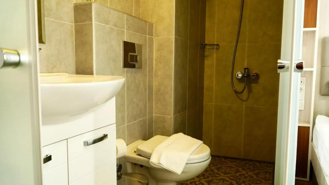 QONAQ HOTEL & SUITES