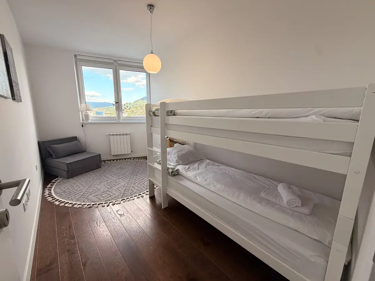 Spacious Apartment with Stunning Views & Many Beds