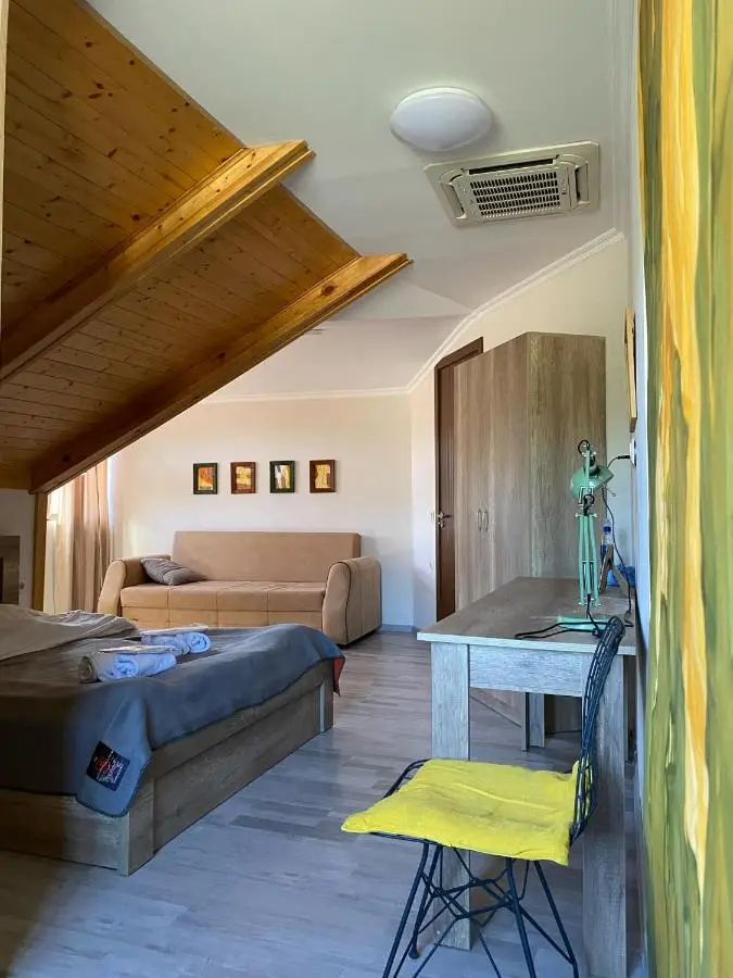 8 rooms