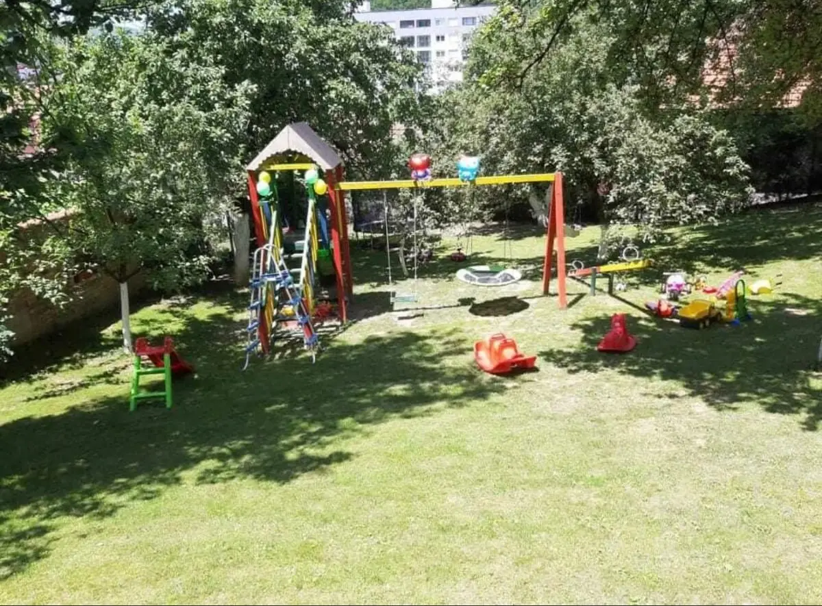 1-min to Bus /  House with Big Garden and BBQ