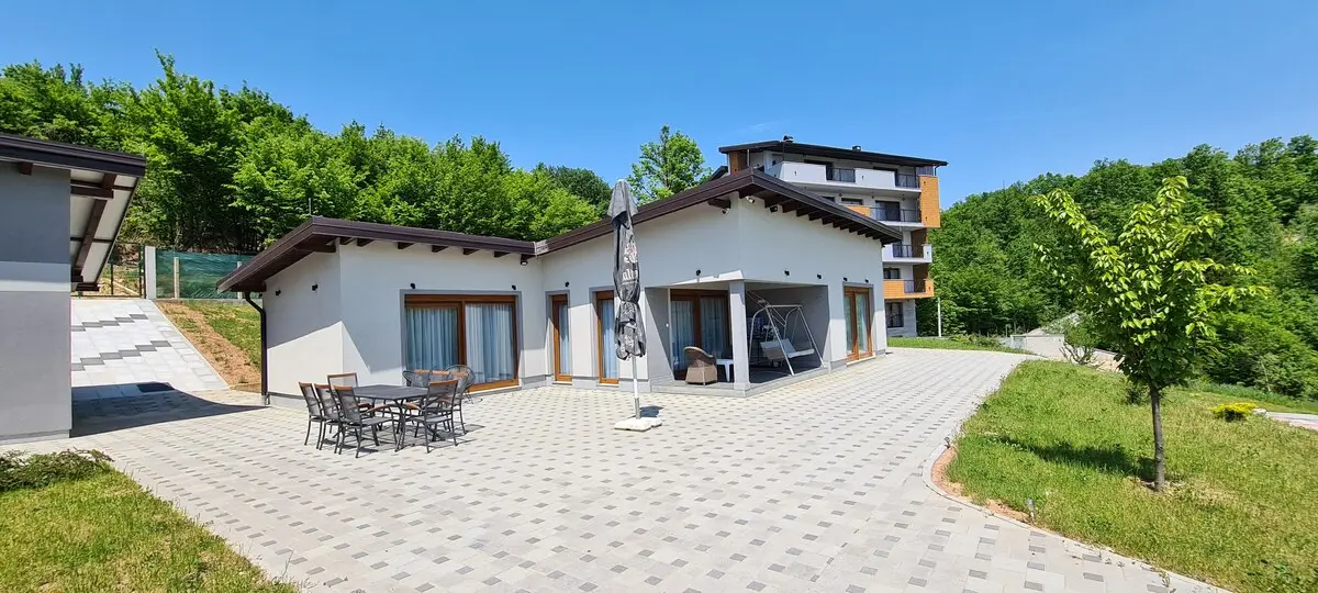 Ground floor, 3BDR, shared pool