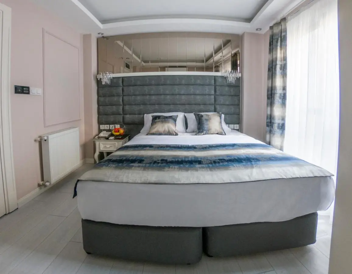 Crowned Hotel