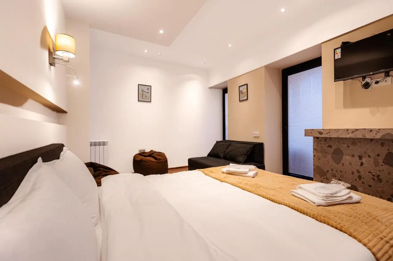 Apart Meidani - Stylish Old Town Apartment with Balcony & Synagogue View