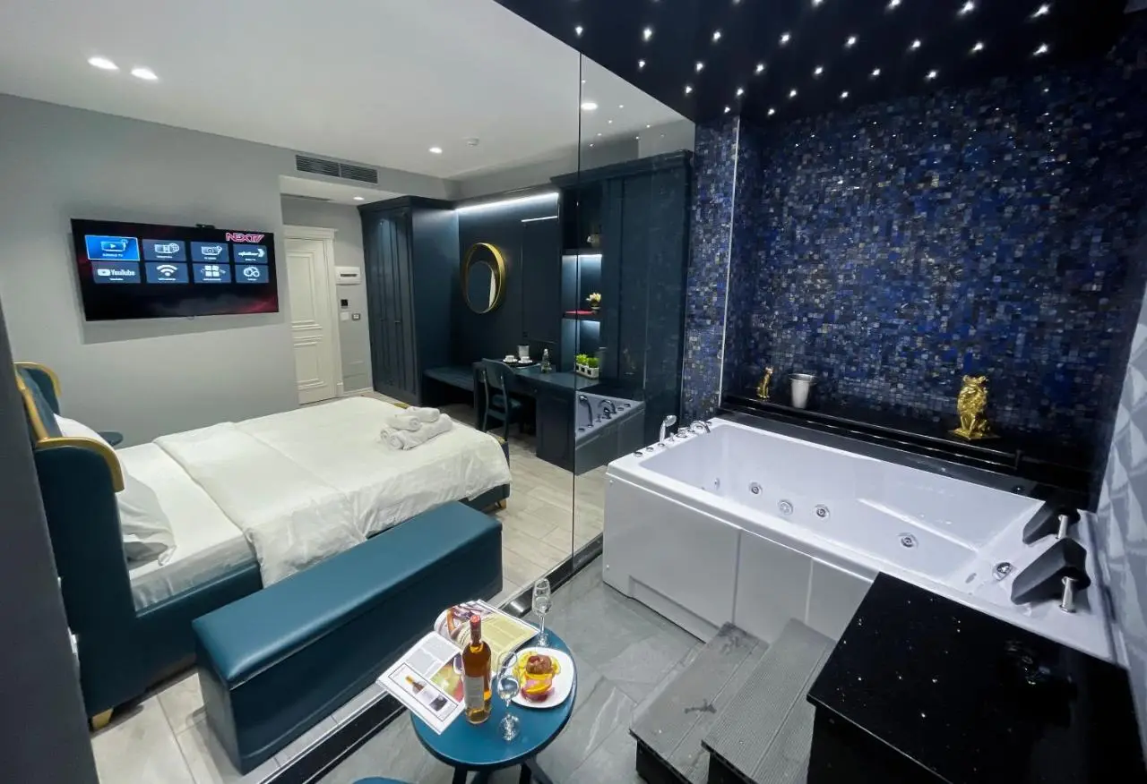 WHITE CROWN HOTEL