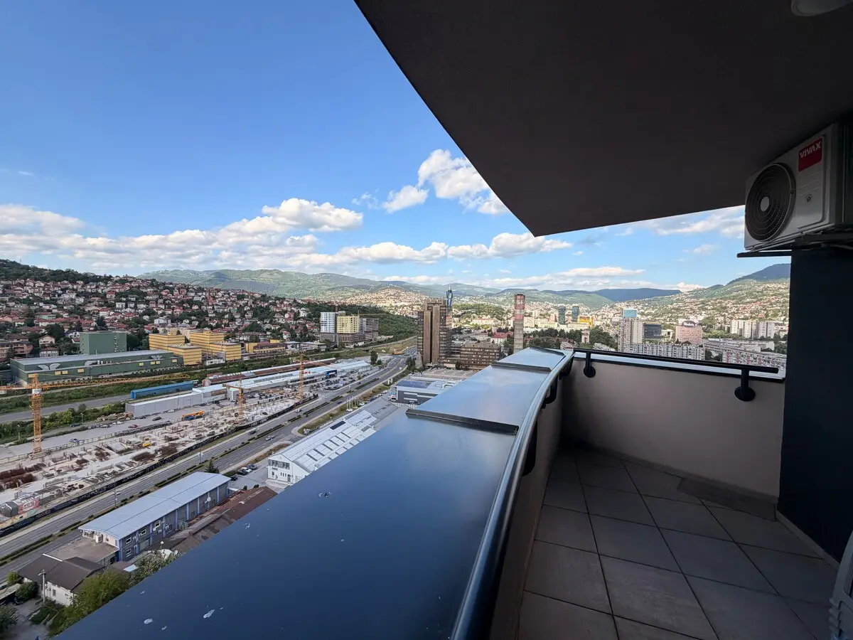 Spacious Apartment with Stunning Views & Many Beds