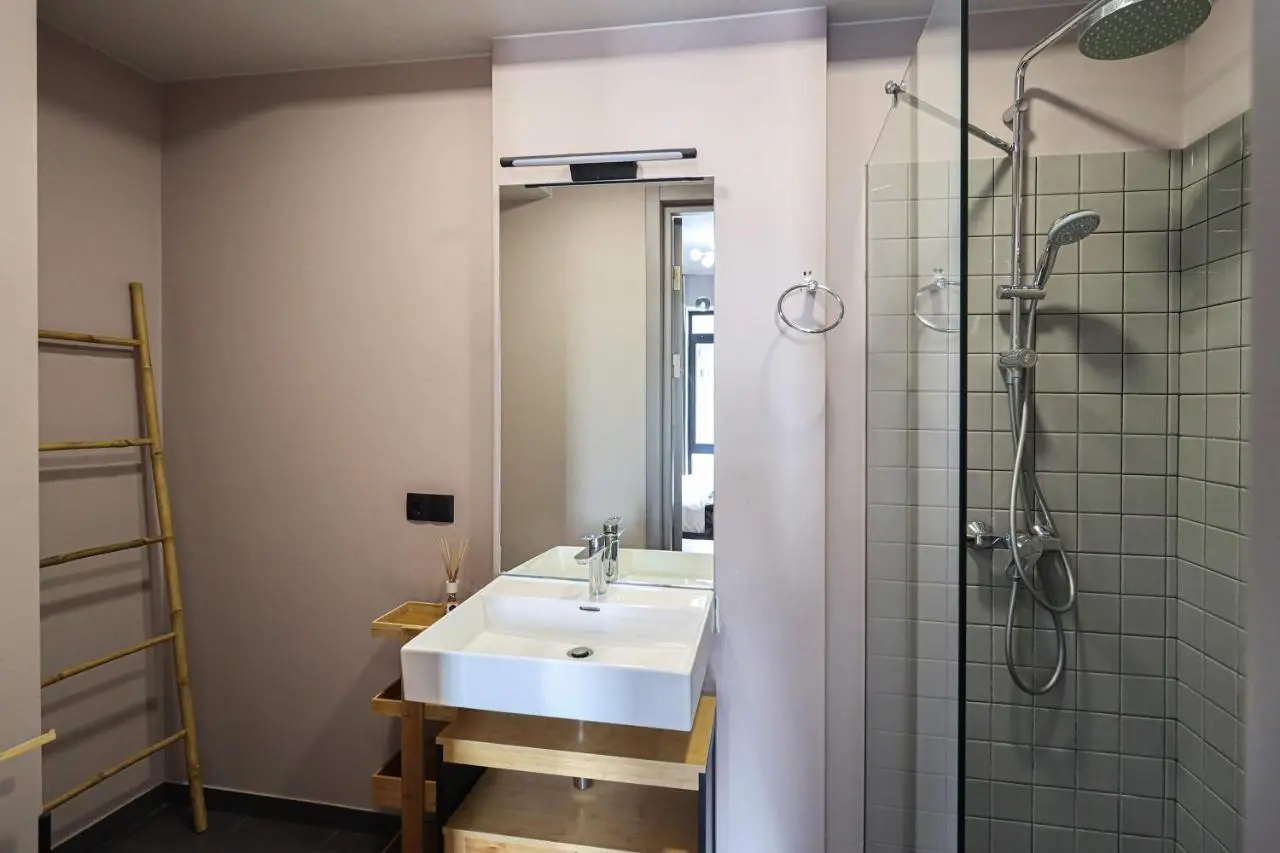 Wehost Apartment - On-site Pool & Gym - Not Included