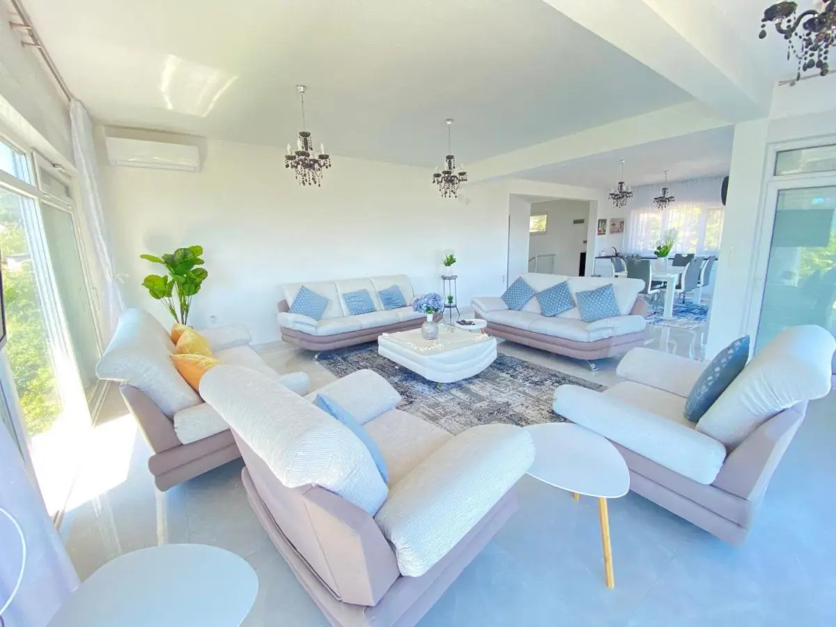 Al Qasr Luxury Villas