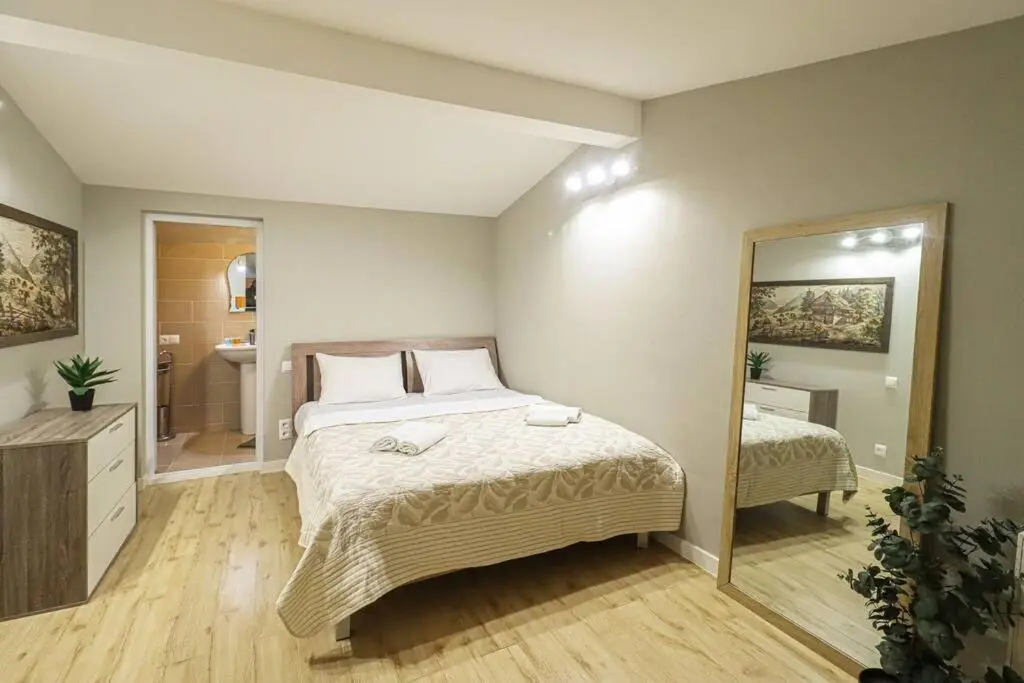 Cosy Central 2-BR Apartment-By Wehost