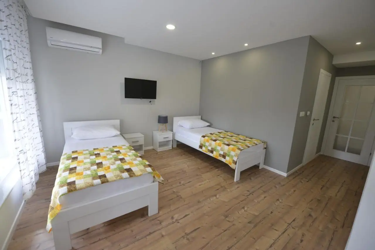 Villa Flower with Free Onsite Parking