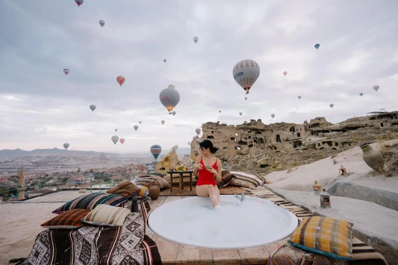 Seki Cave Hotel, Wake Up to Hot Air Balloons