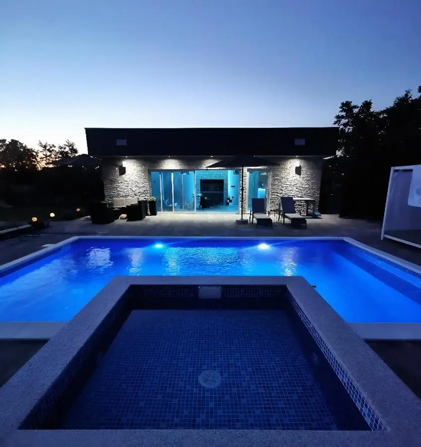 LUXIA PRIVATE ESTATE Sauna & Pool x Jacuzzi with Fireplace outdoor lounge