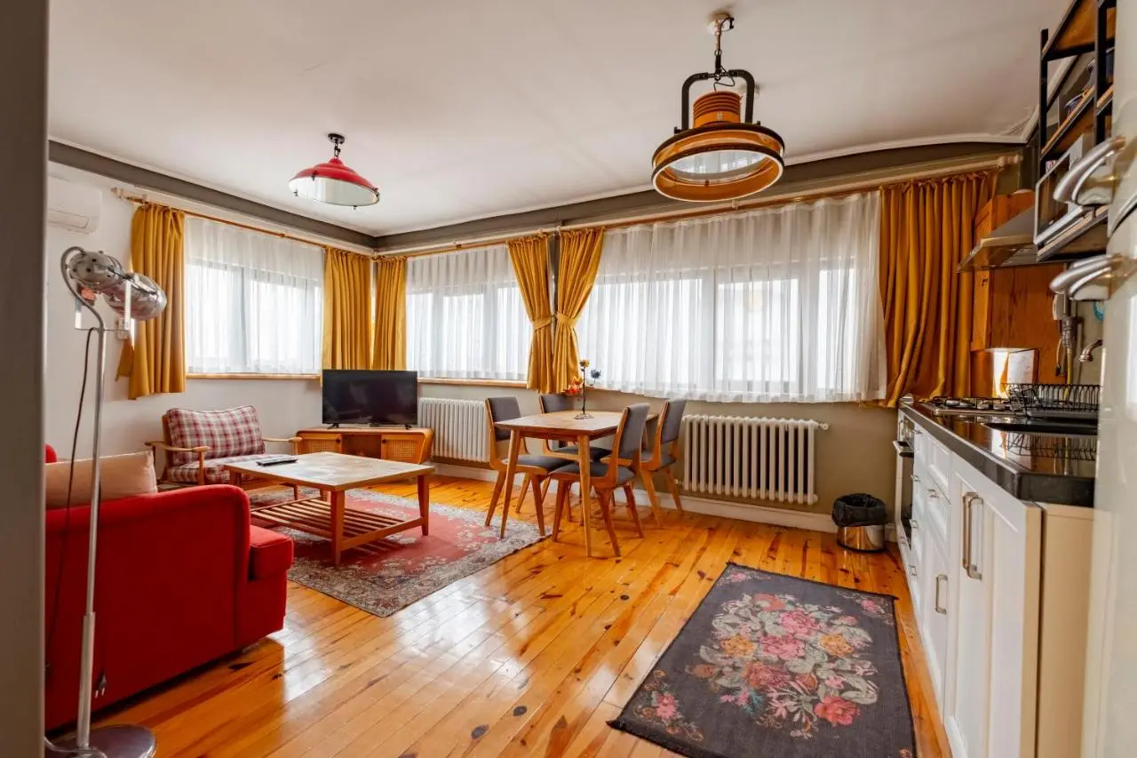Spacious One Bedroom Apartment with View and Elevator