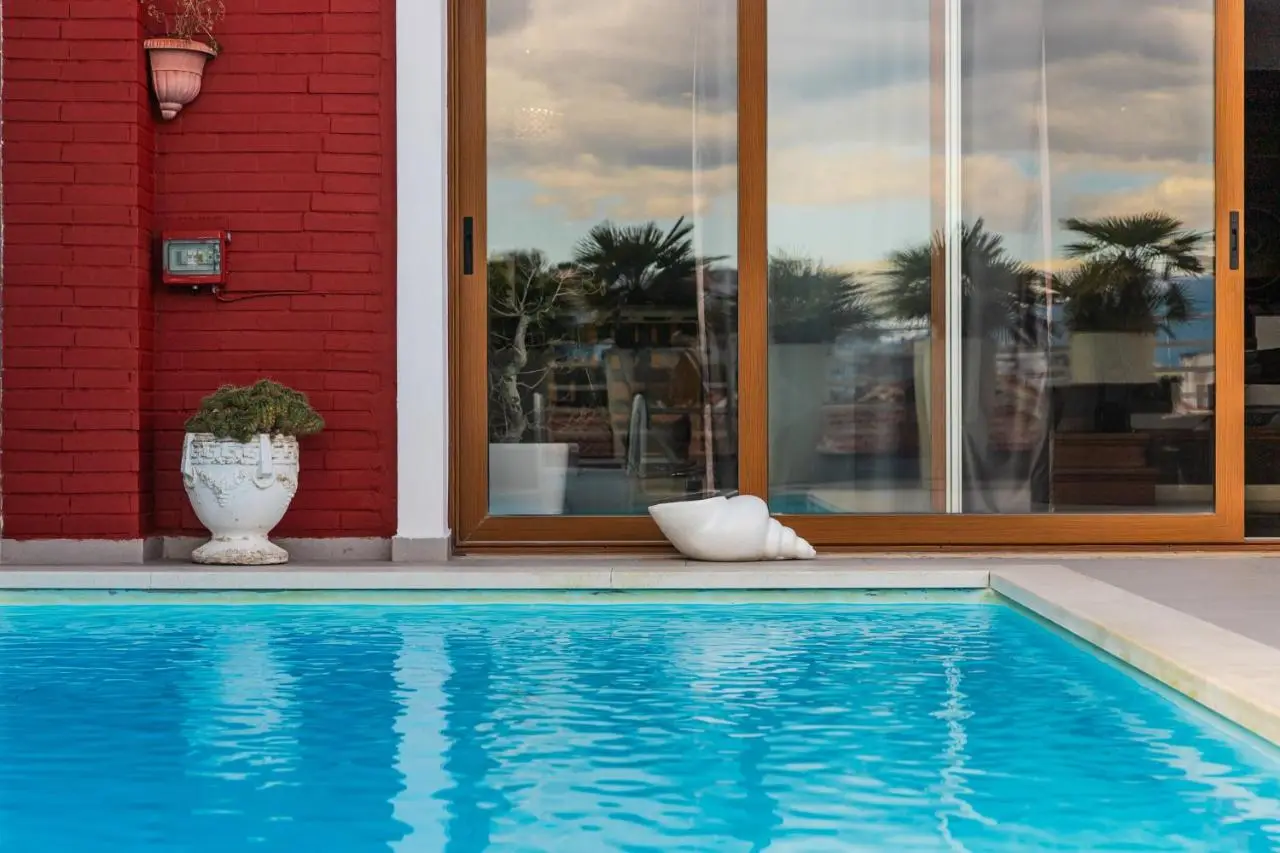 Tranquility Villa with Pool Private Garden & BBQ by PikHost