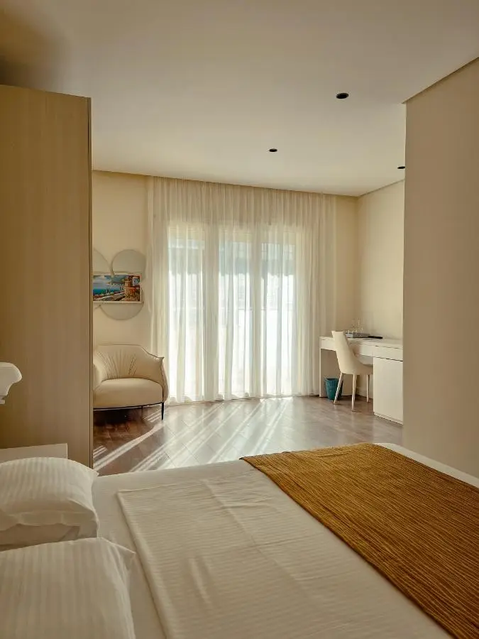 Maxi Room