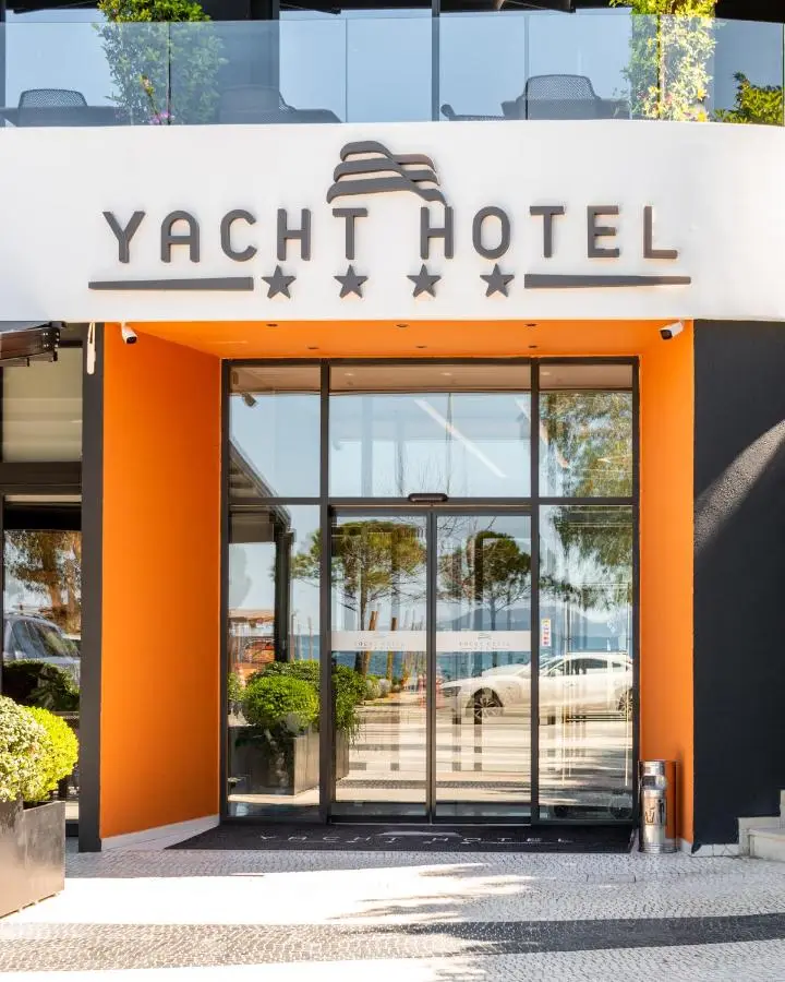 Yacht Hotel