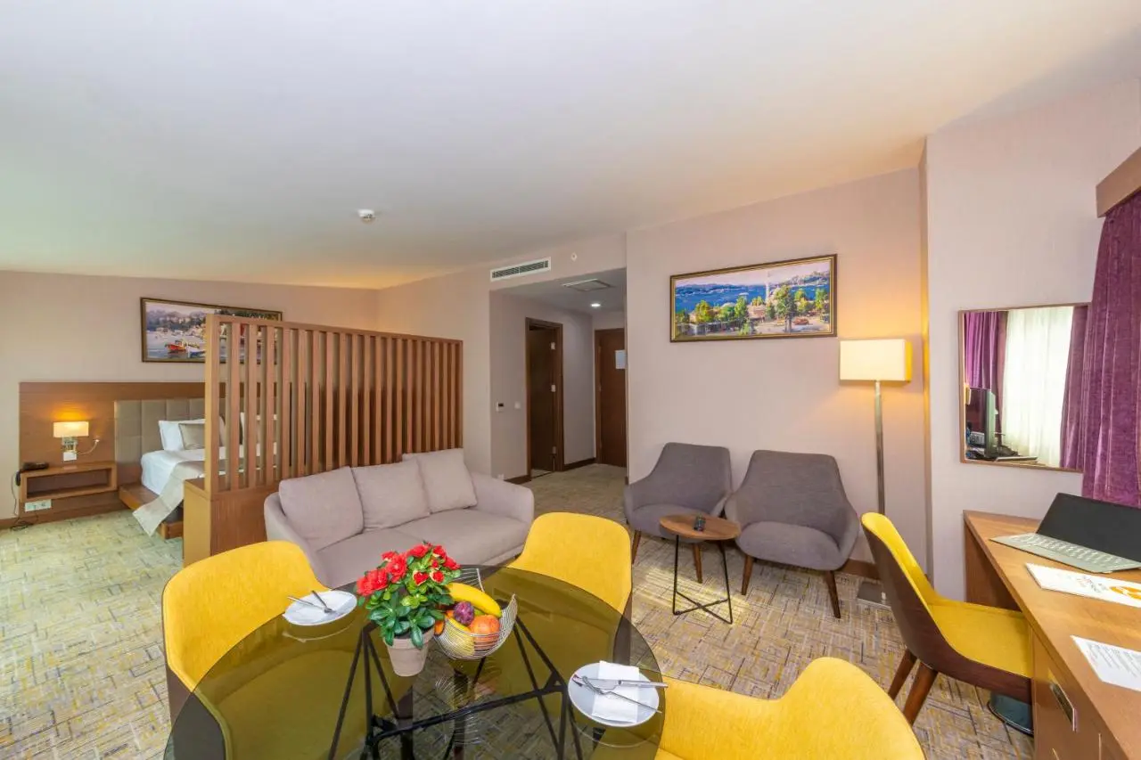 Land Park Hotel
