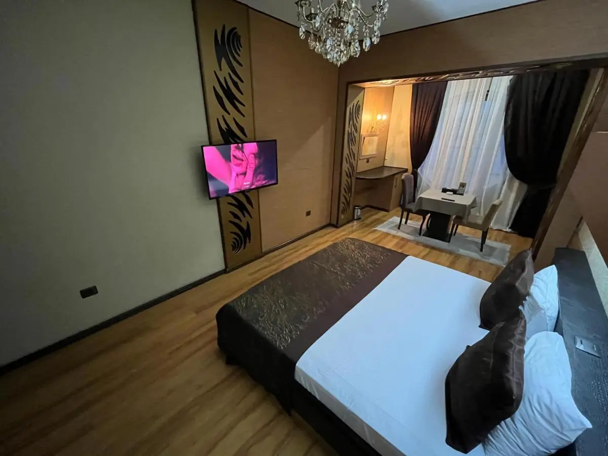 Bayil Breeze Hotel & Restaurant