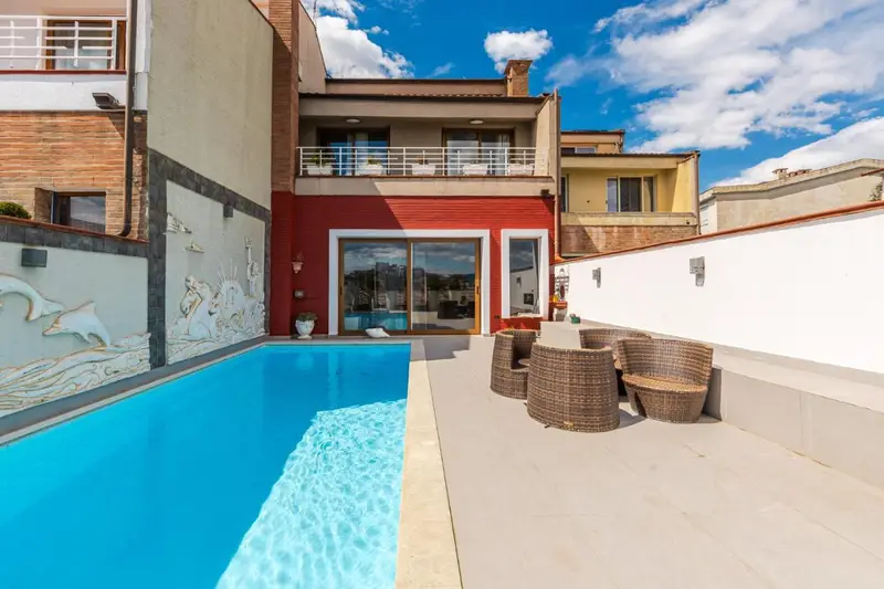 Tranquility Villa with Pool Private Garden & BBQ by PikHost
