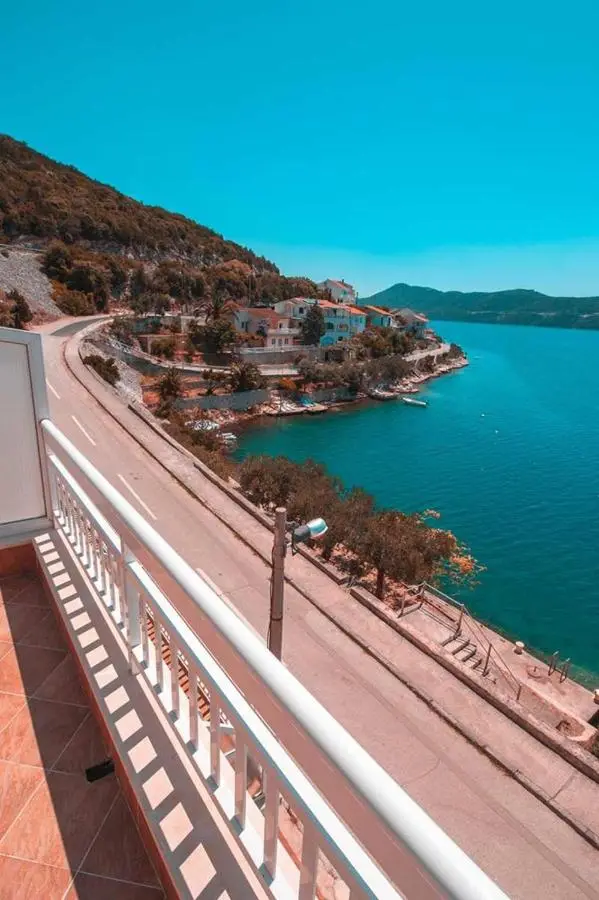 Villa Raguž sa Privatnom plažom i Garažom