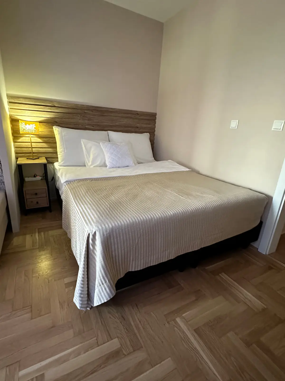Studio near the airport, tram and bus