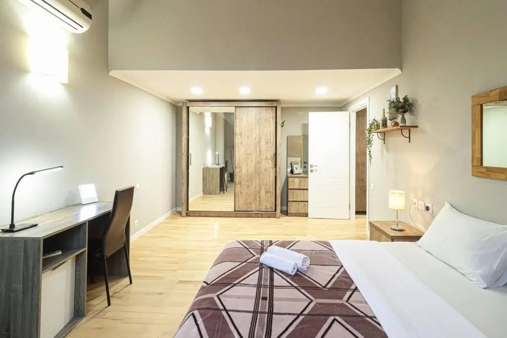 Cosy Central 2-BR Apartment-By Wehost