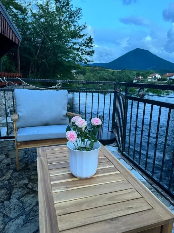 Hotri House On The River Island