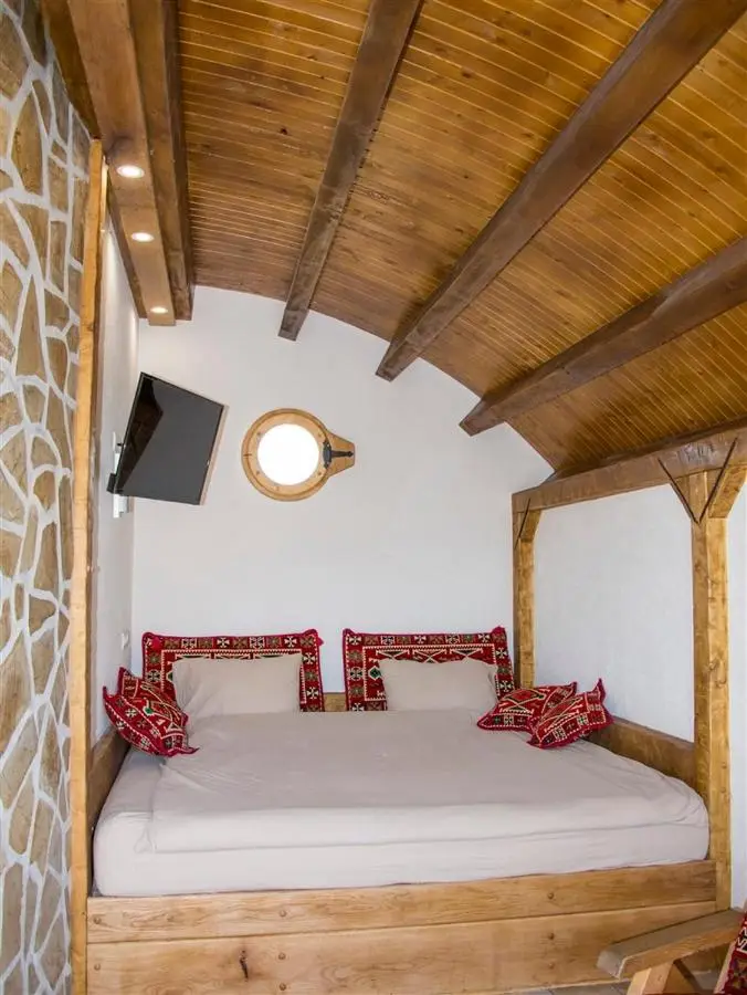 Mountain bungalows and a Hobbit House - Jazavčije Rupe