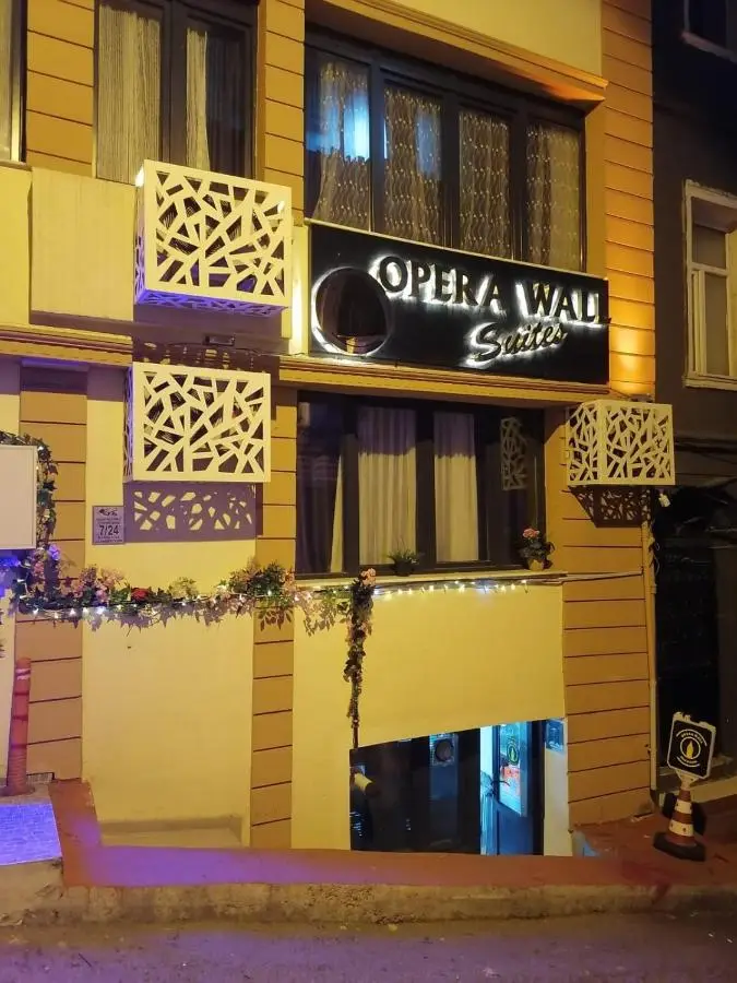 opera wall suite
