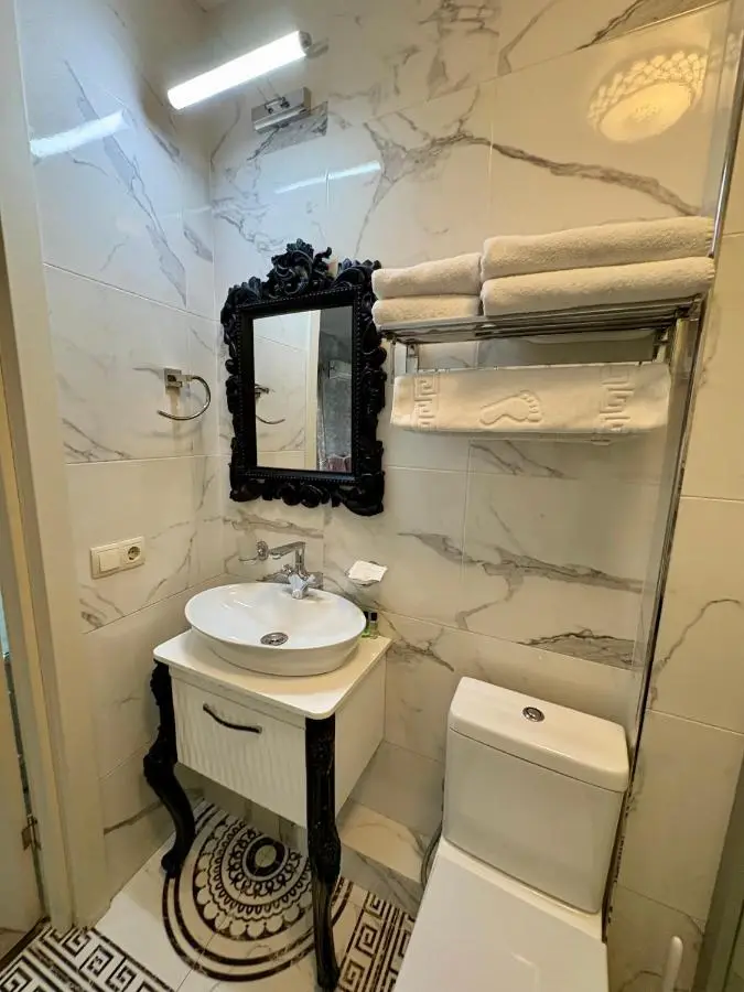 34 Silver Rooms