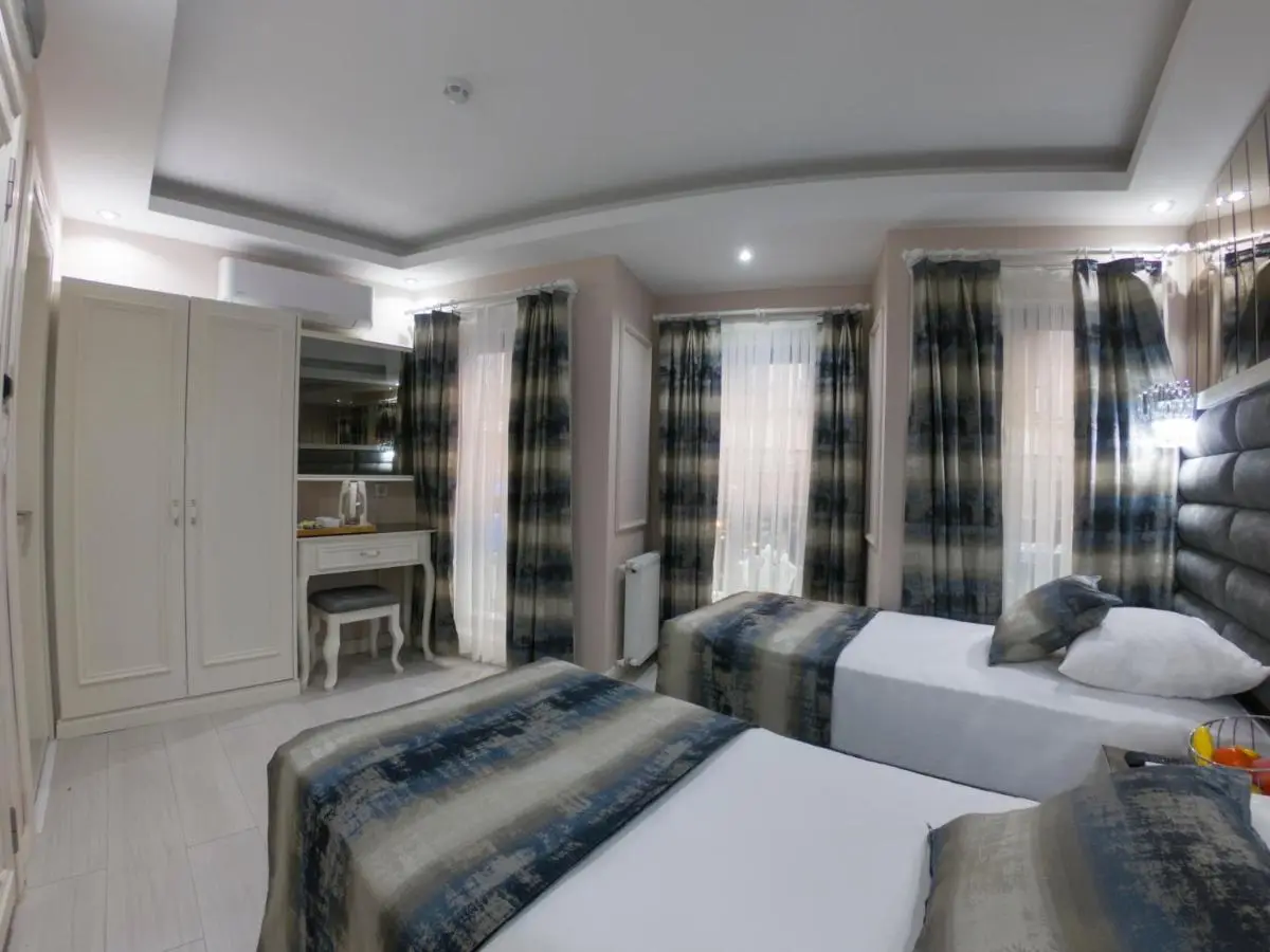 Crowned Hotel
