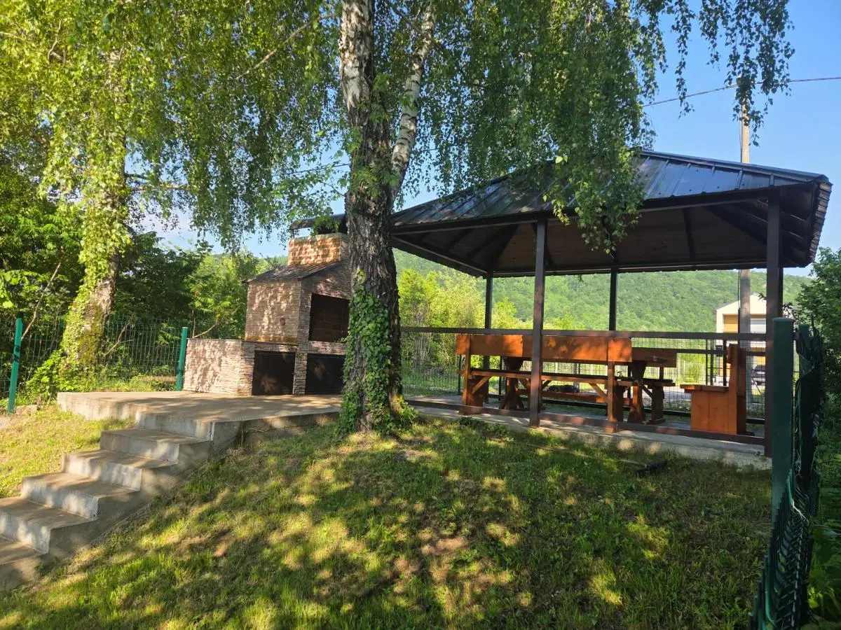 Villa Alisa - Luxury Riverside Escape