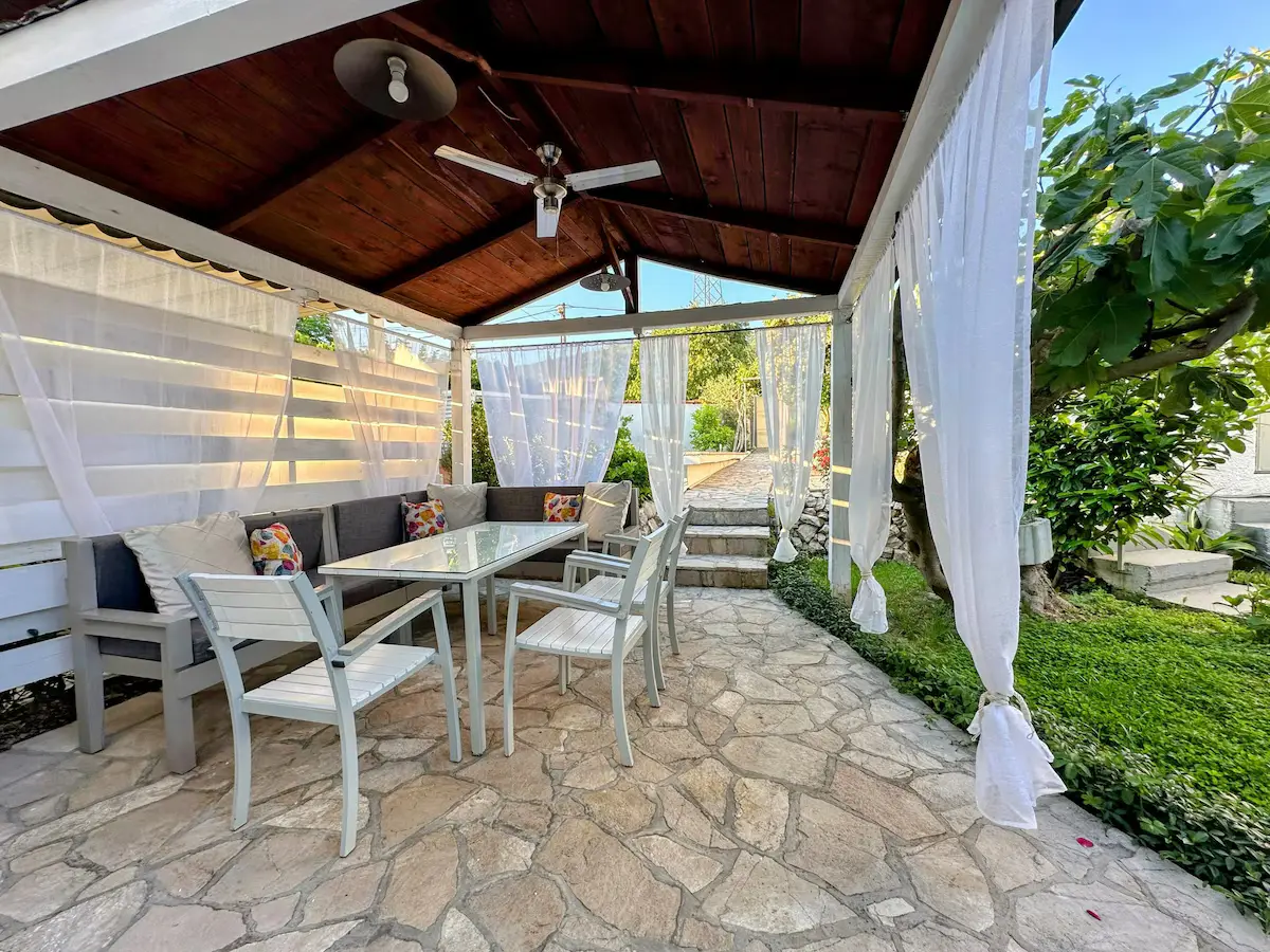 Sunshine Apartment – Pool, River & Garden Oasis