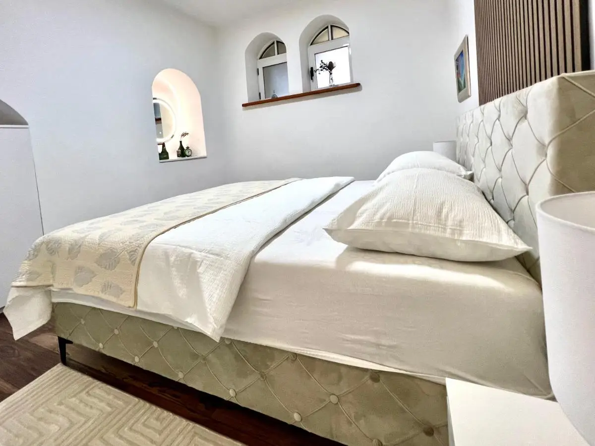 Modern Two-Bedroom Apartment with Garden & Parking