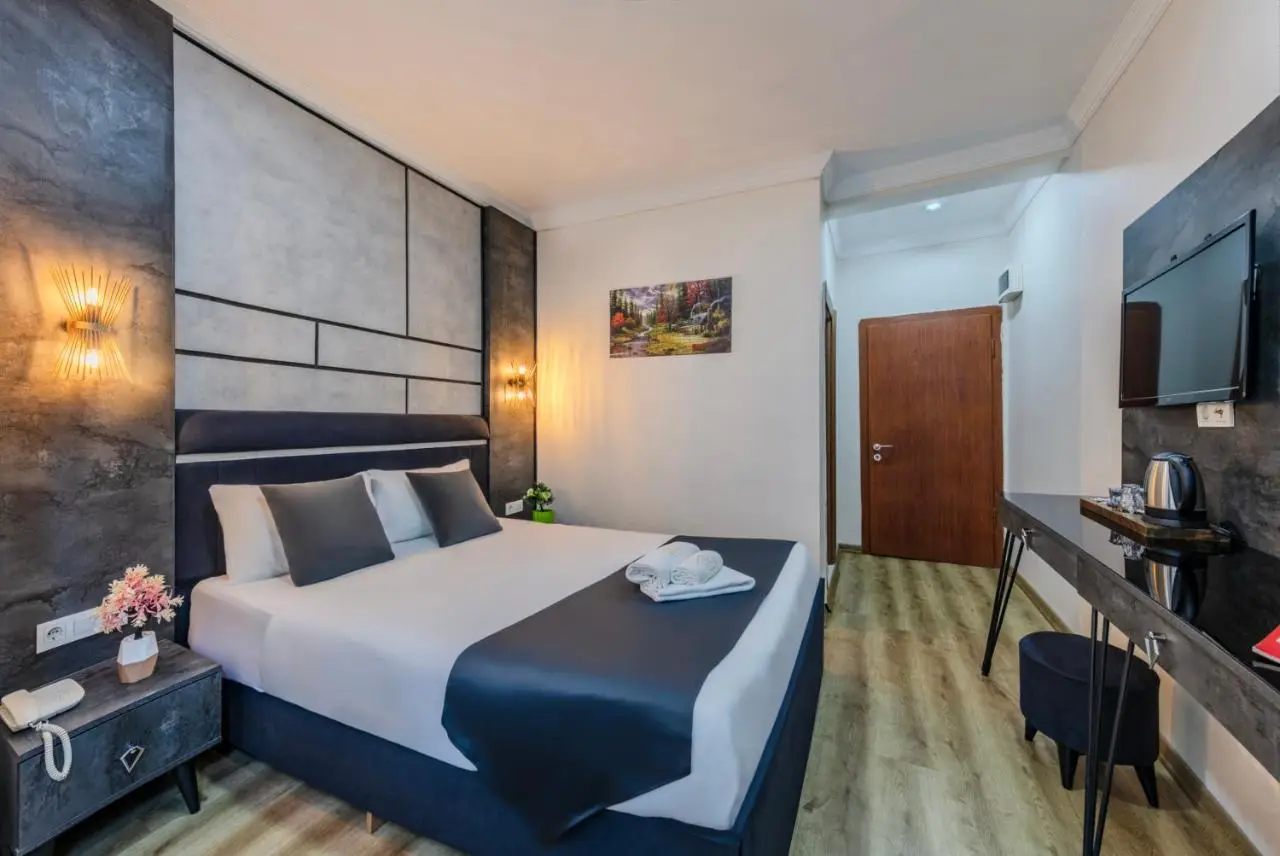 La Pazza Suites