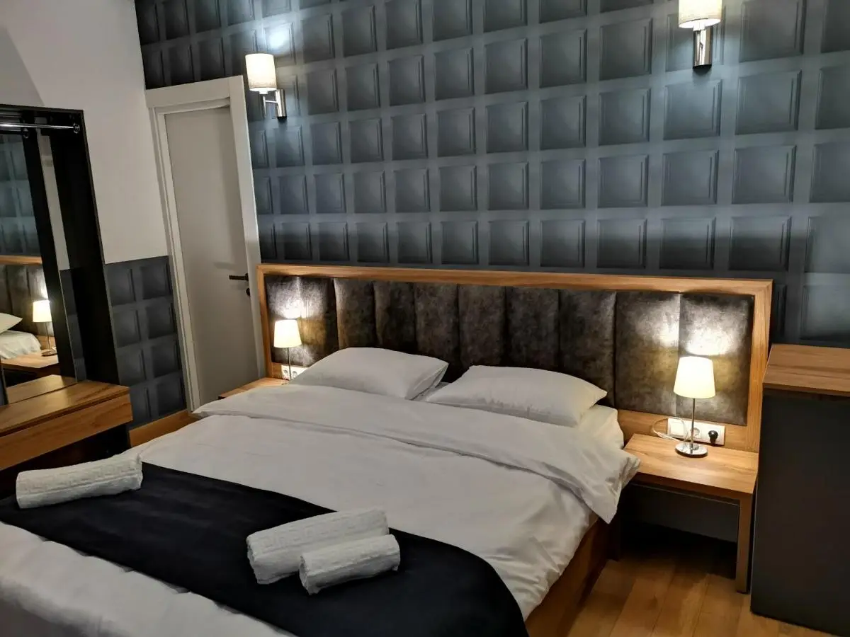 3 Rooms Hotel