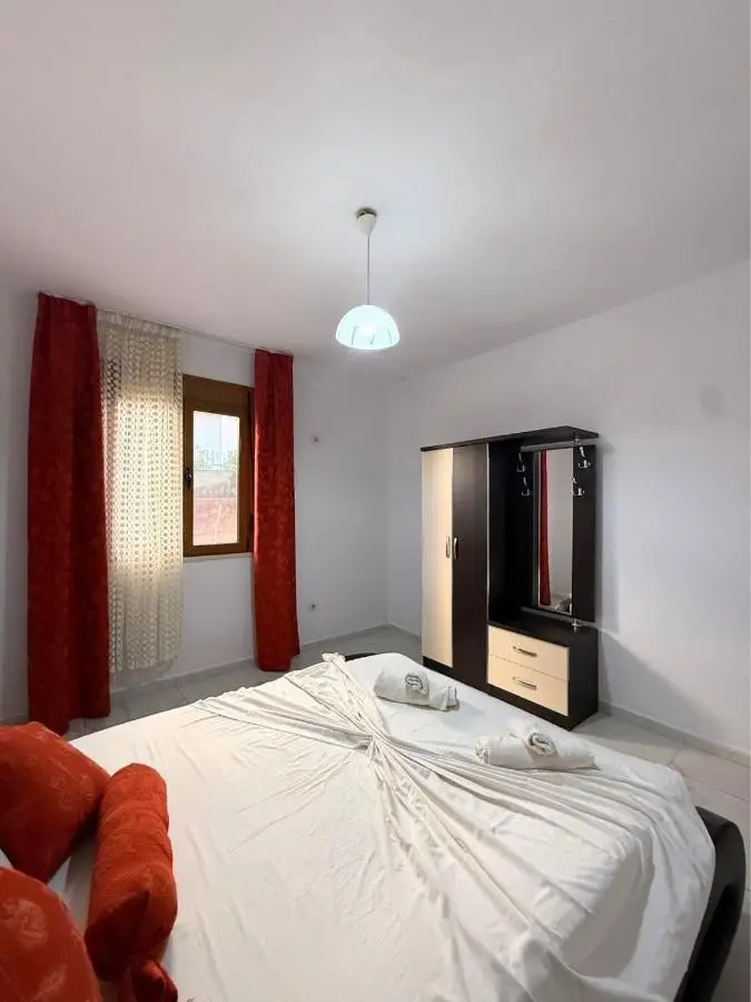 Villa Joli - Spacious Houses with Yard & Parking in Central Vlore