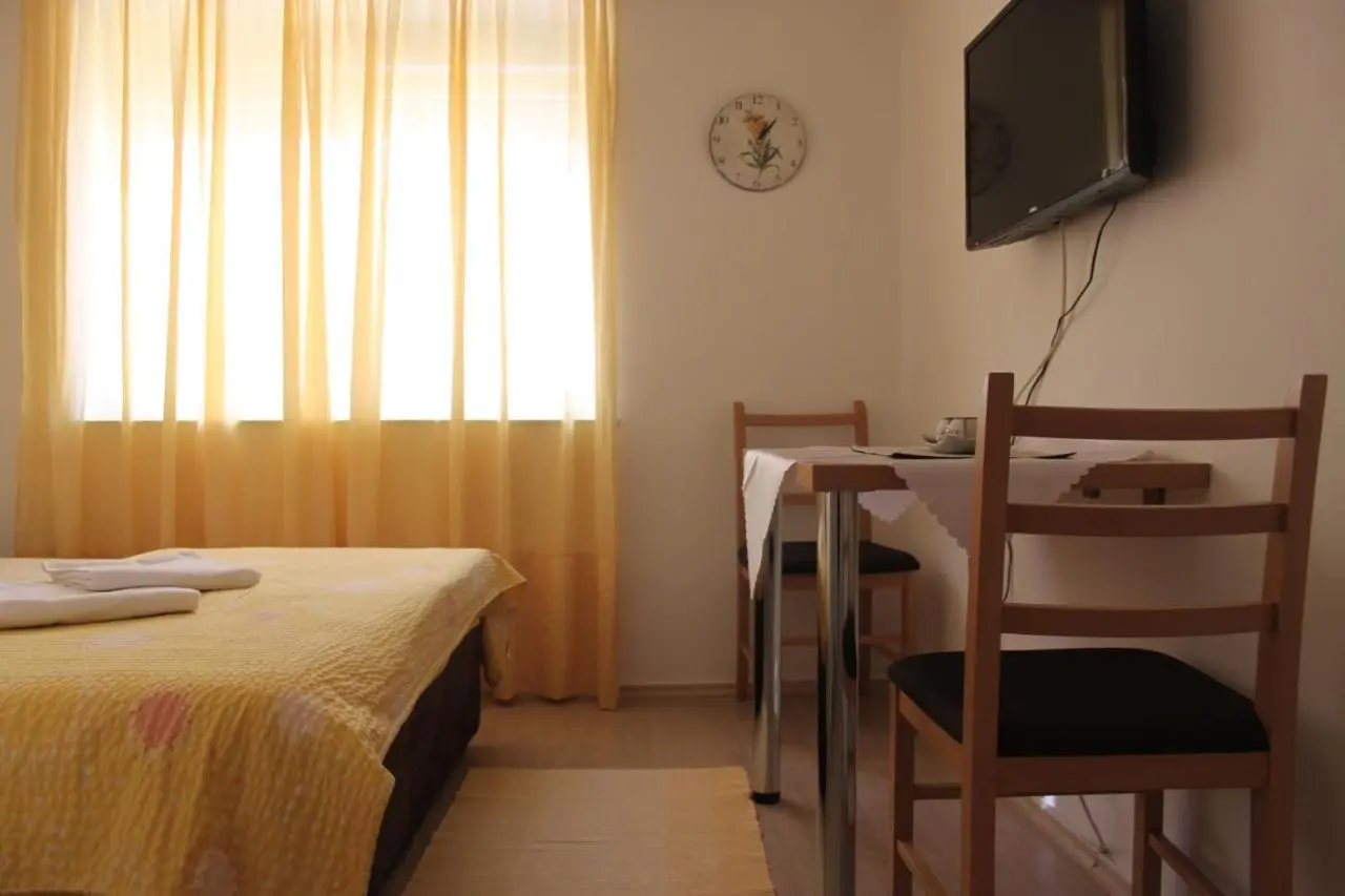 Apartments and rooms Lena