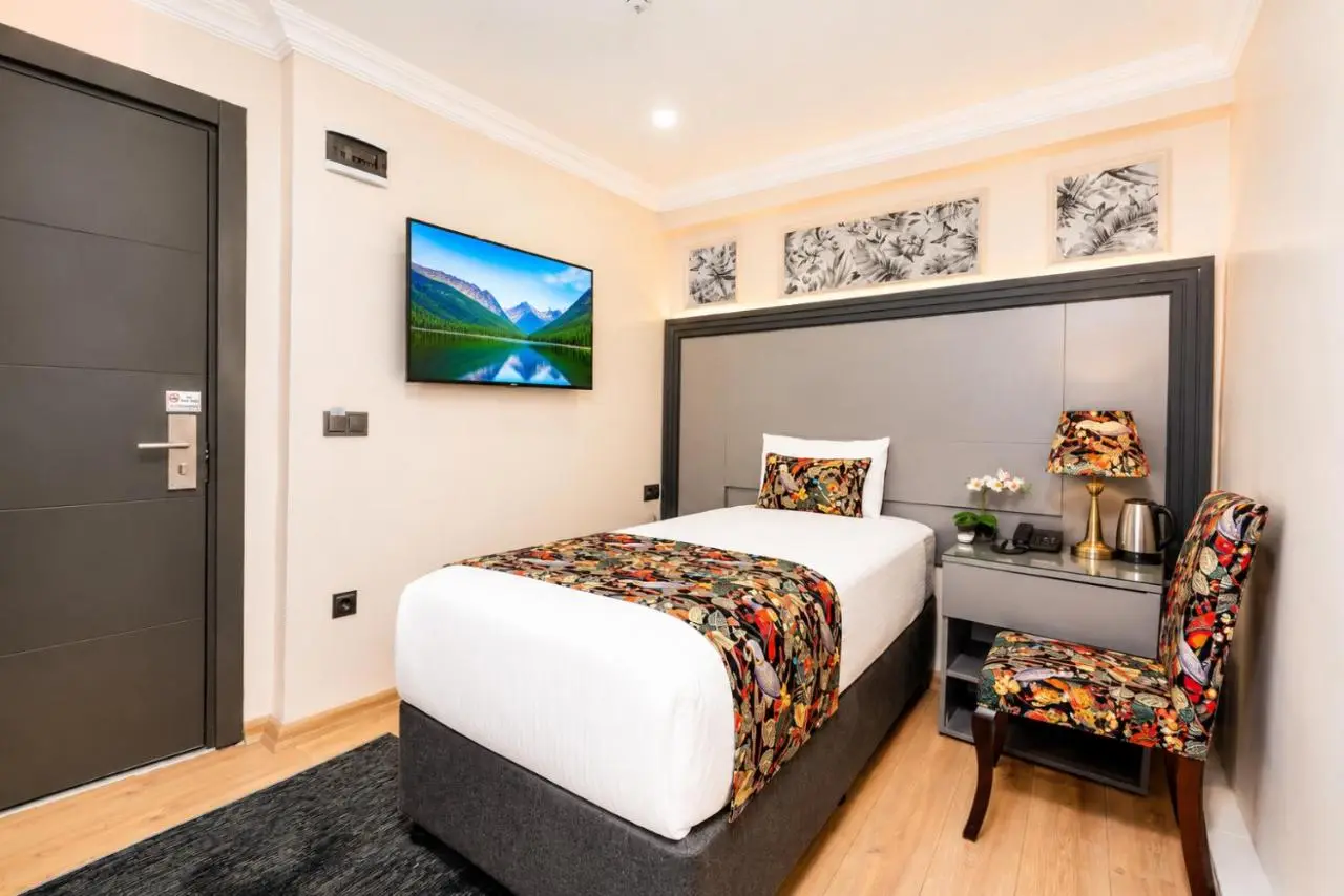 Bond Hotel