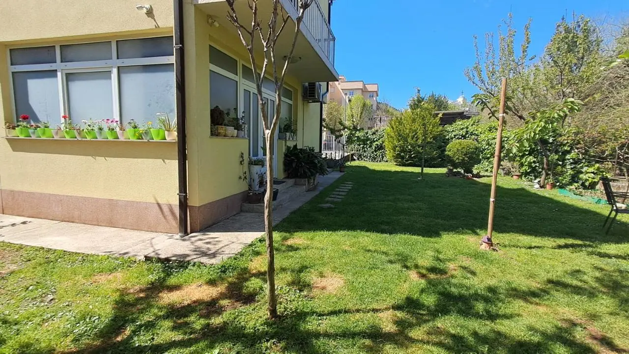 Villa Tamara with garden and river view - free private parking Bicycle & Motorcycle Garage